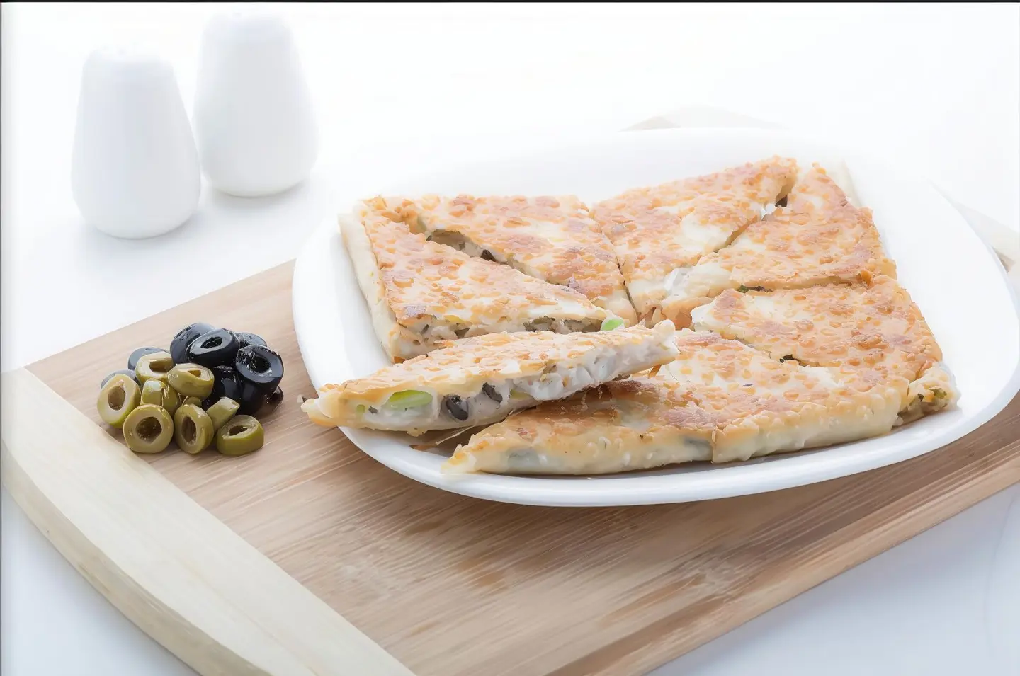 فطيرة جبنة بيضاء زيتون