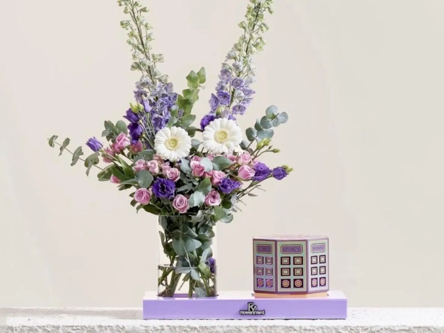 Flowers Vase & Macron Ermine