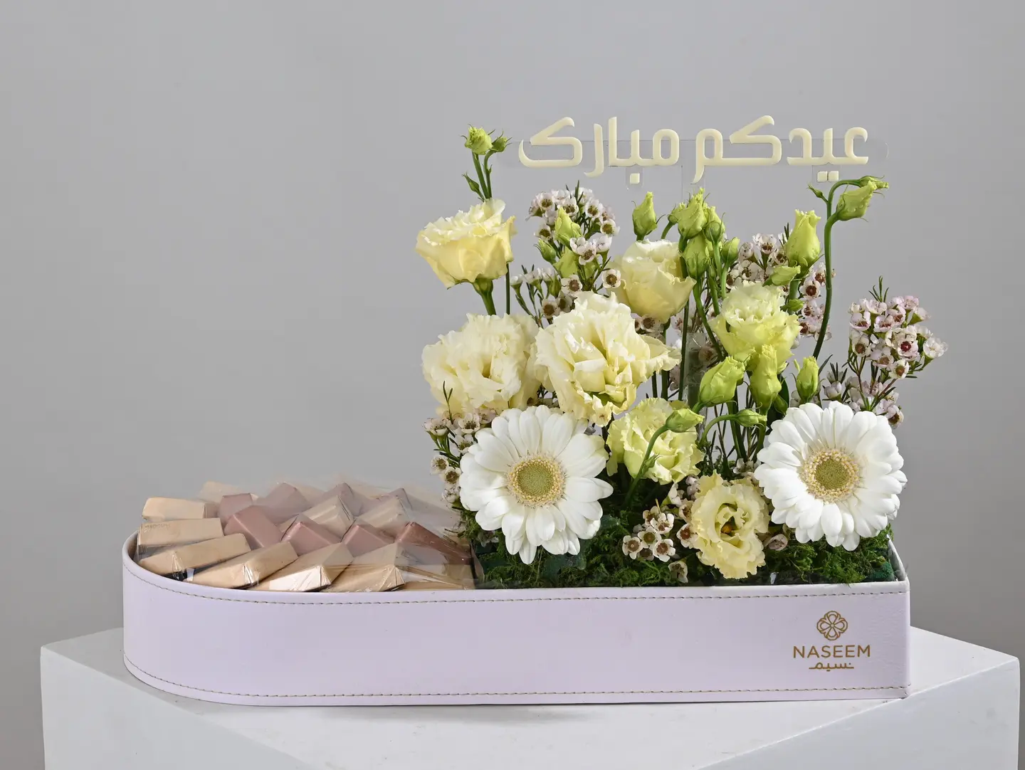 Hajj Gifts Pink Floral Arrangement With Chocolate