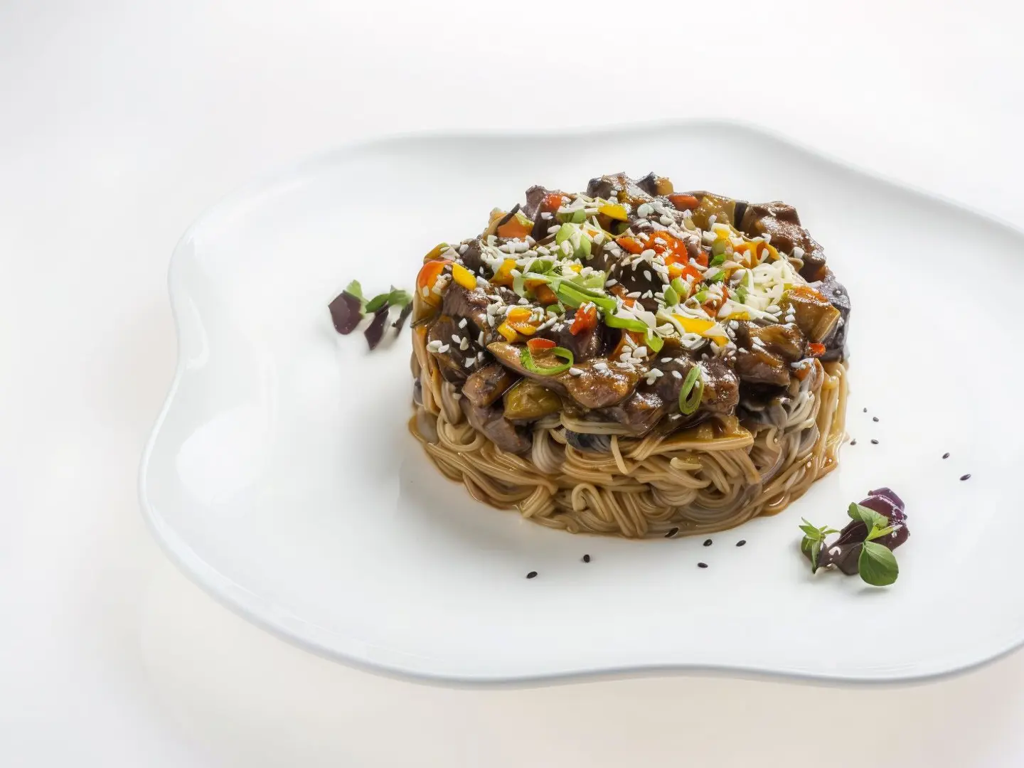 لحم بقري أنجوس مطهو ببطء مع نودلز باذنجان