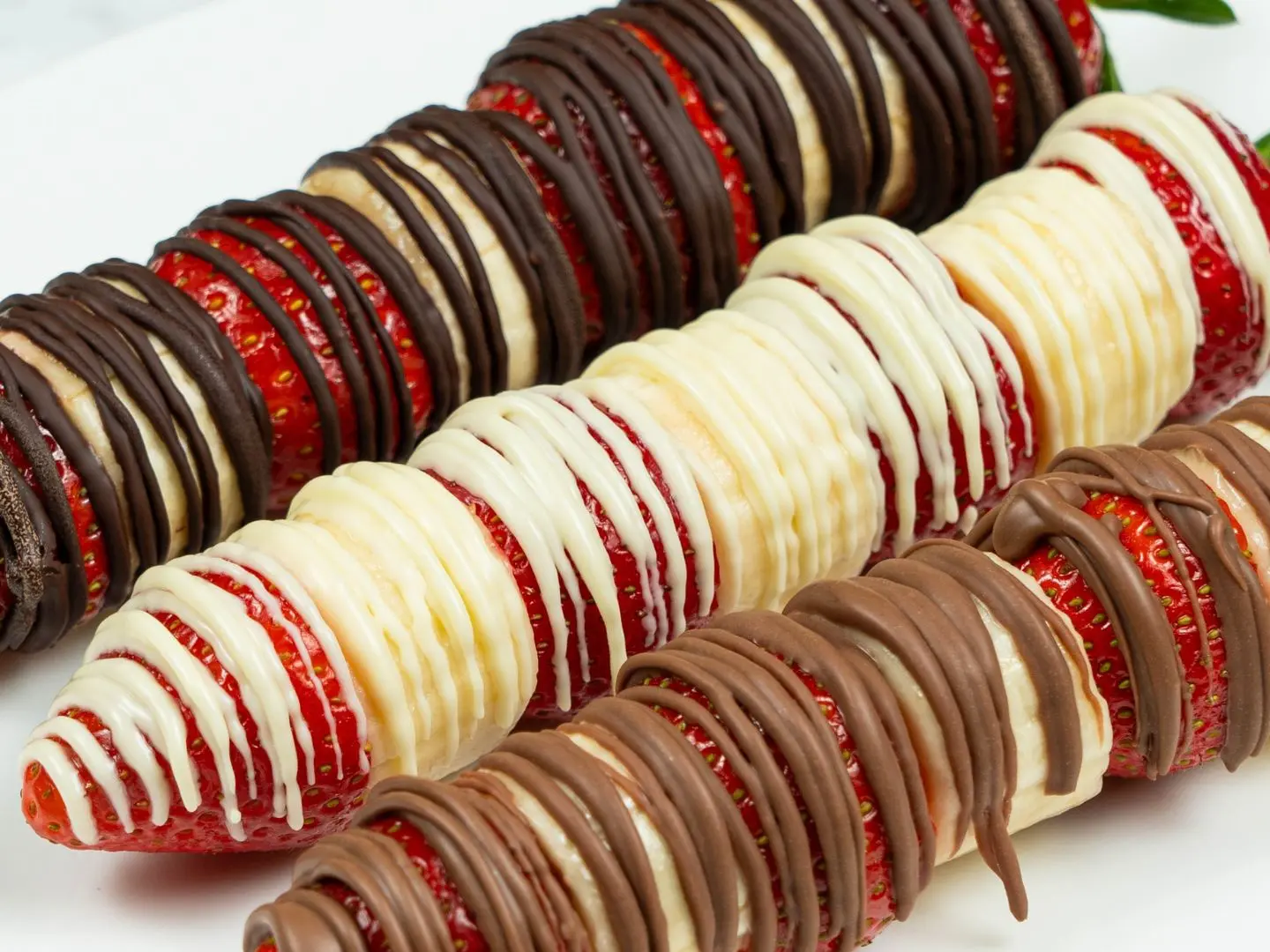 عود الفراولة والموز بالشوكولاتة