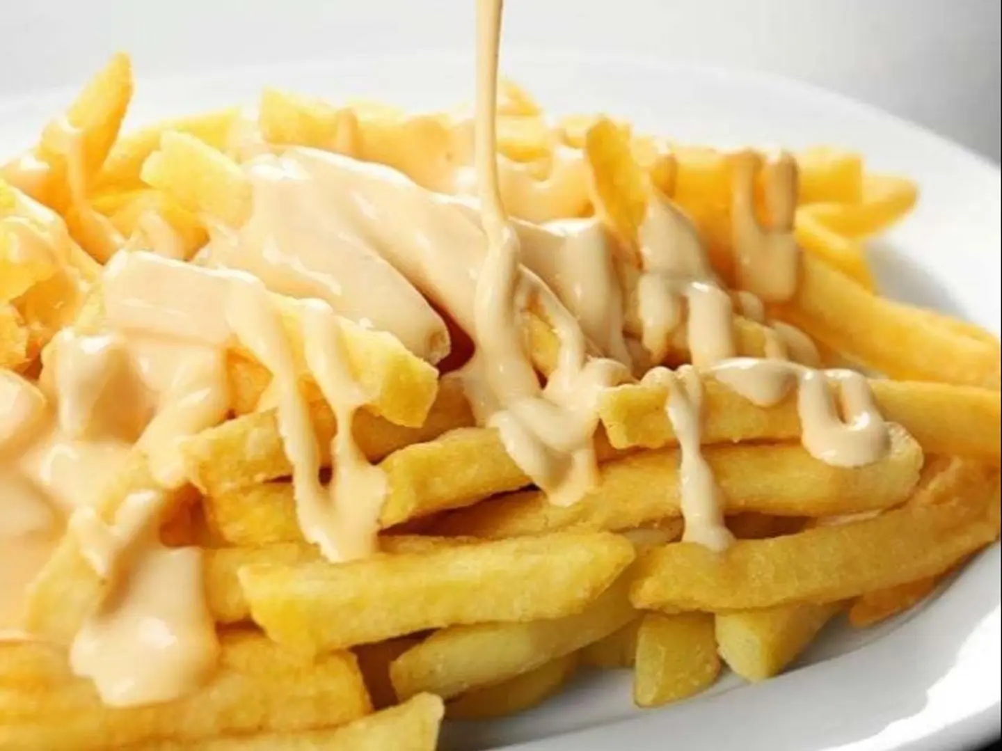 صحن بطاطا مقلية بالجبنة