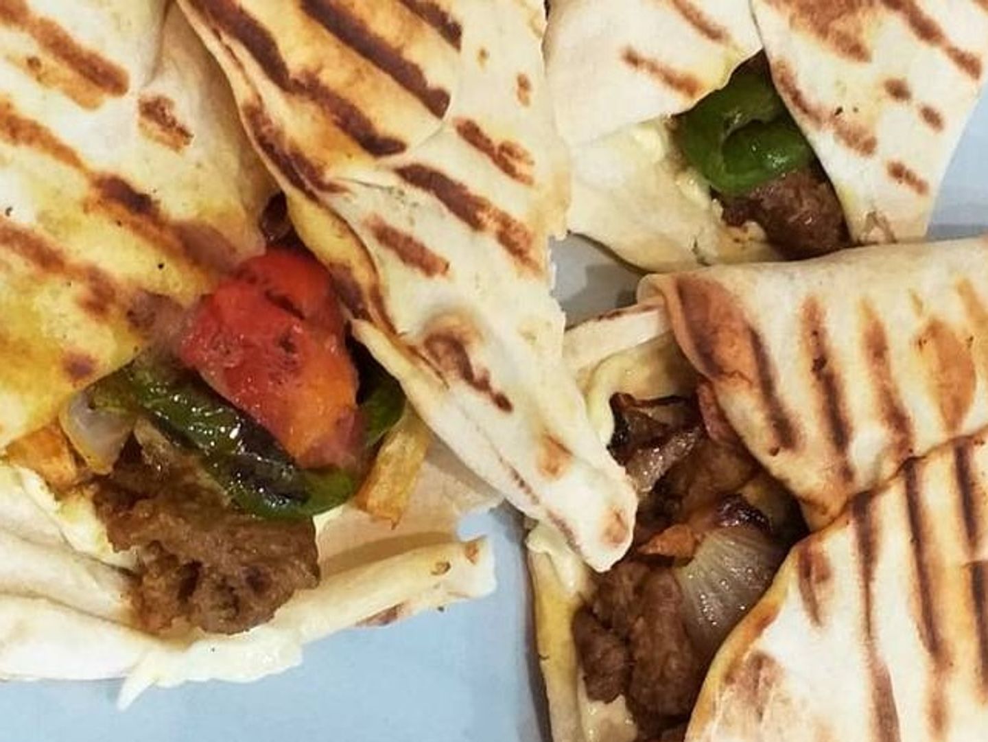 ساندوتش شاورما صغير خبز لبناني بالجبنة