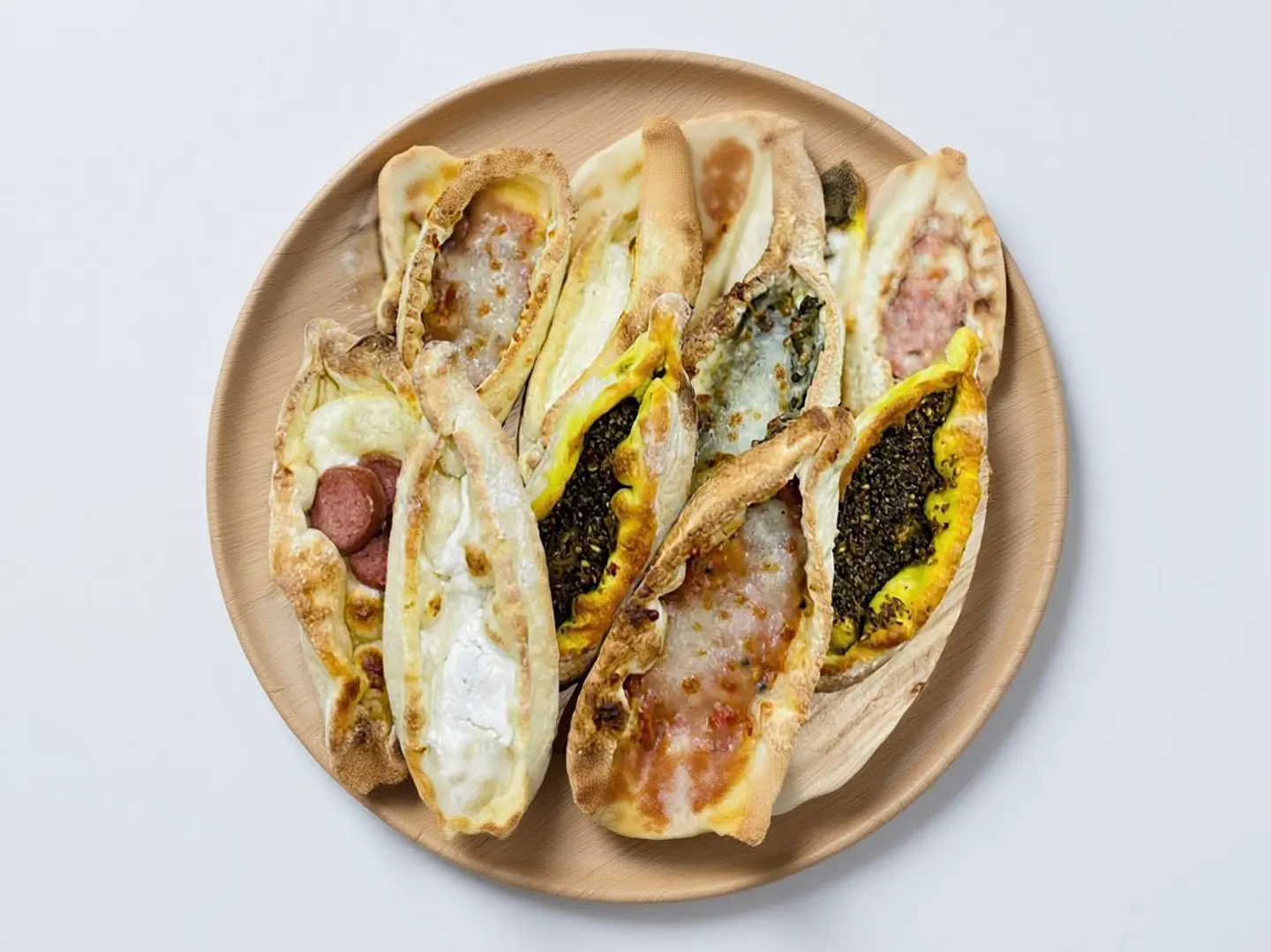 صحن مشكل  فطاير صغيرة