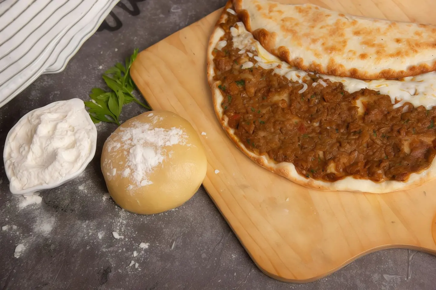 لحم بالعجين مع جبن