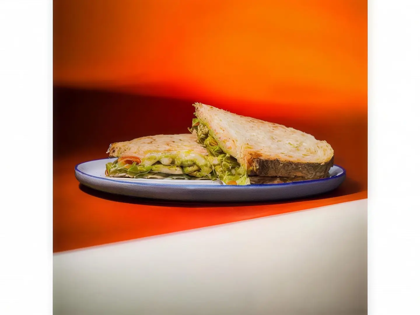 ساندوتش تشكين بيستو