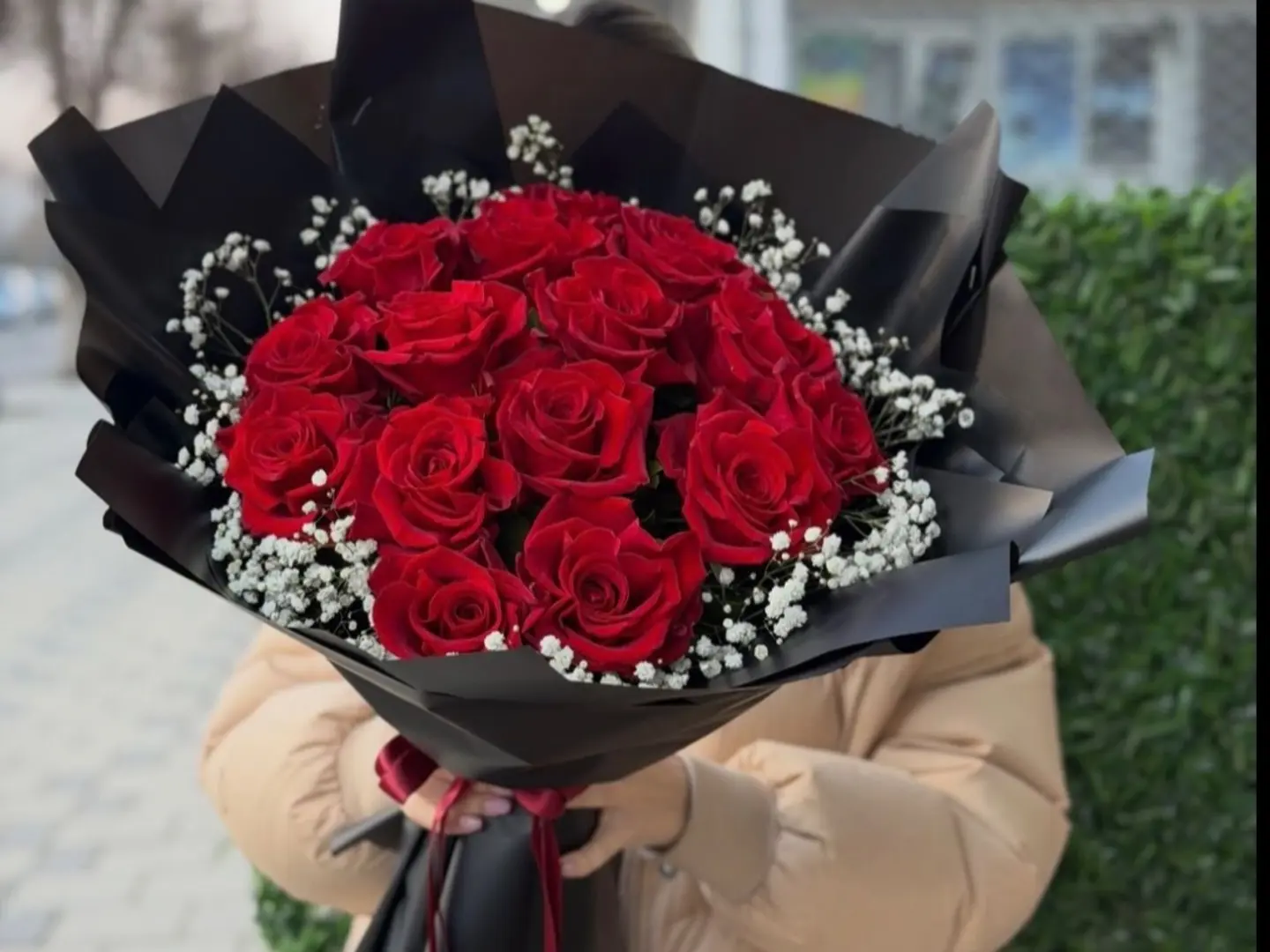 باقة الروز الأحمر و الجبسوفيليا الأبيض ١٥ حبة