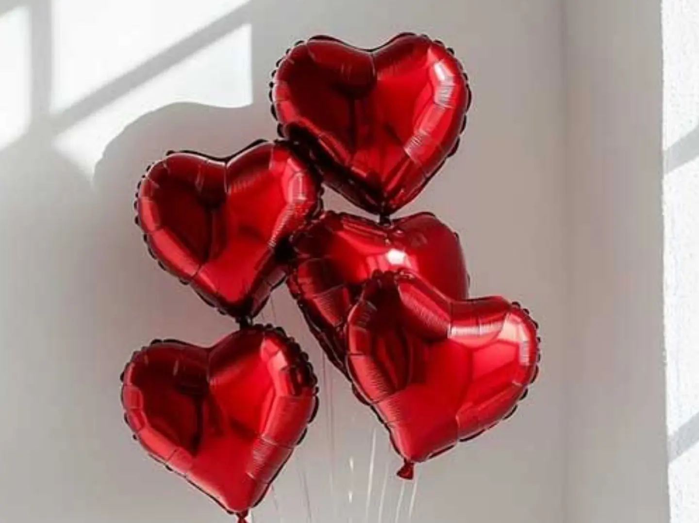 بالون هيليوم قلب أحمر