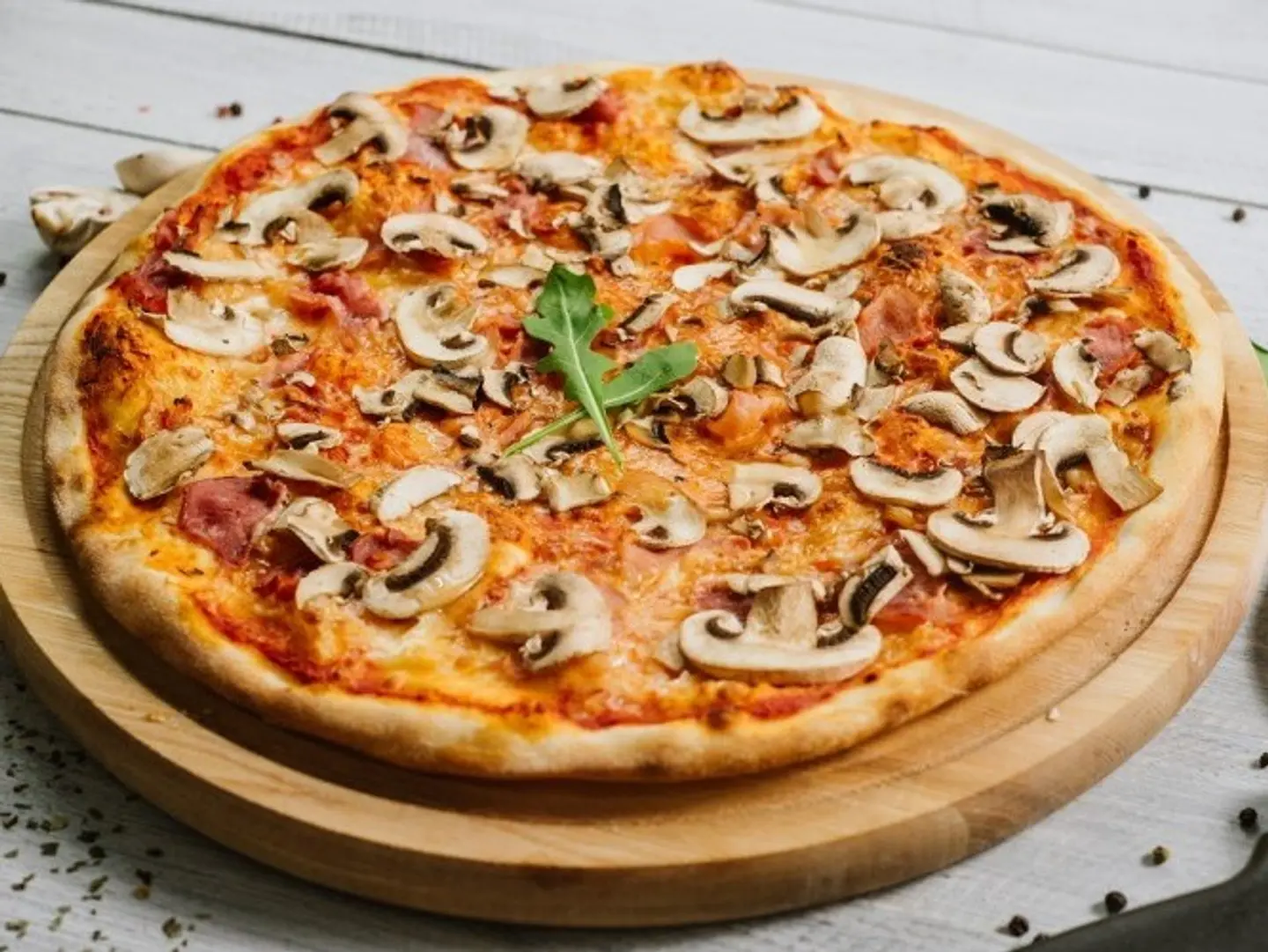 بيتزا مشروم (وسط)