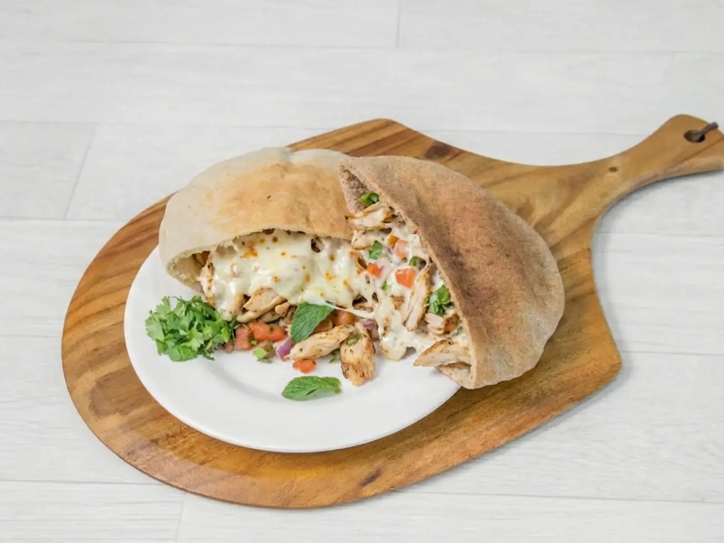 ساندوتش دجاج بالجبنة الموزاريلا والكريمة