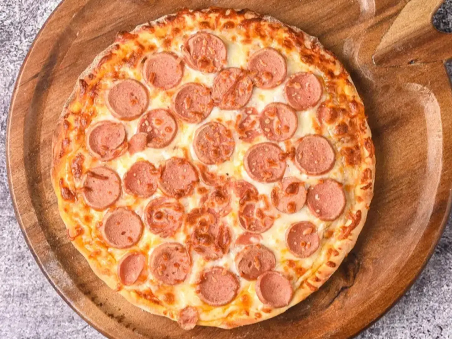 بيتزا نقانق (وسط)