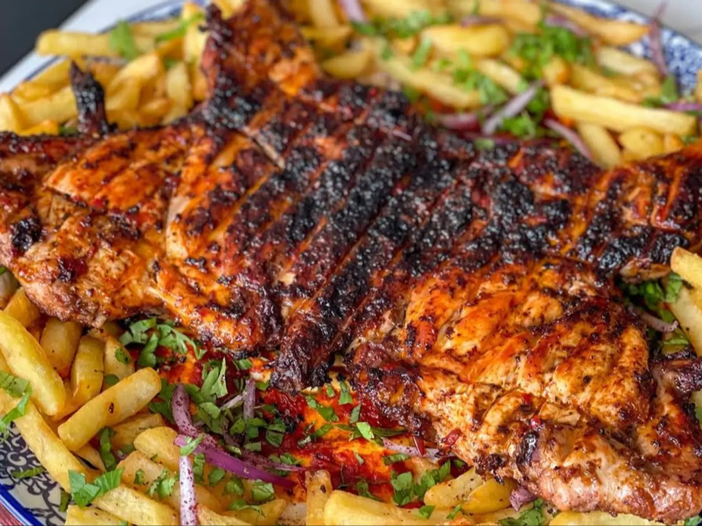 حبة دجاج على الفحم مع البطاطس