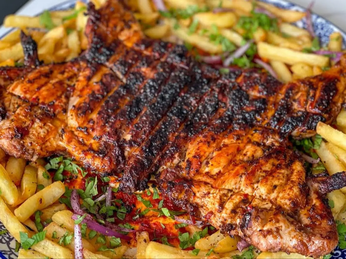 نص حبةدجاج على الفحم مع البطاطس