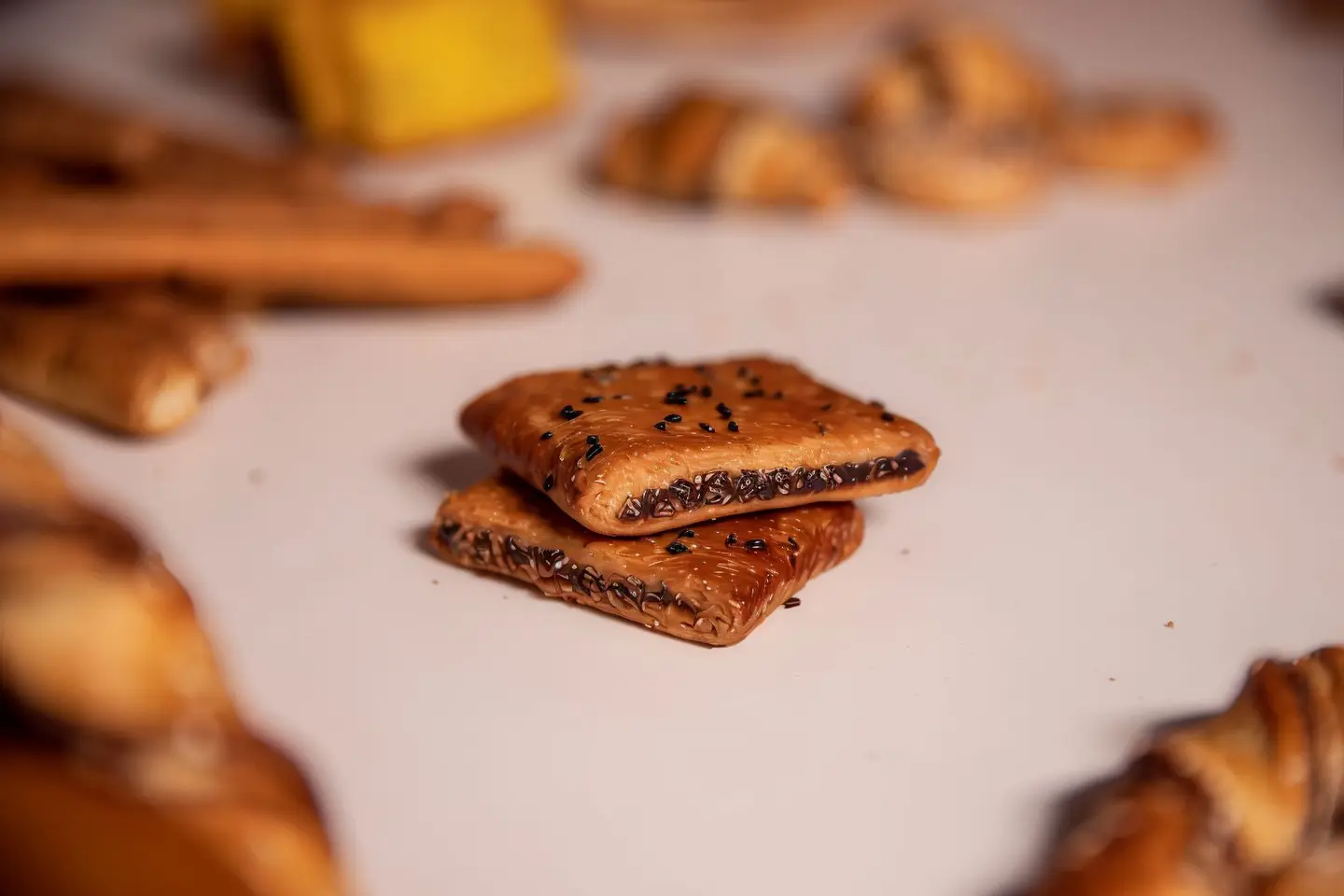 تمرية مربع بالسمسم بر