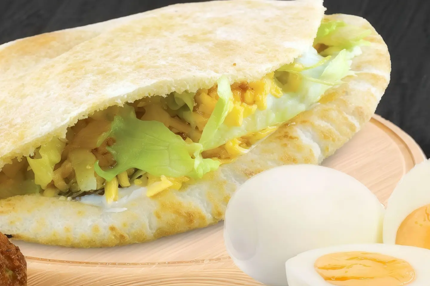 ساندويش بيض مقلي خبز شامي