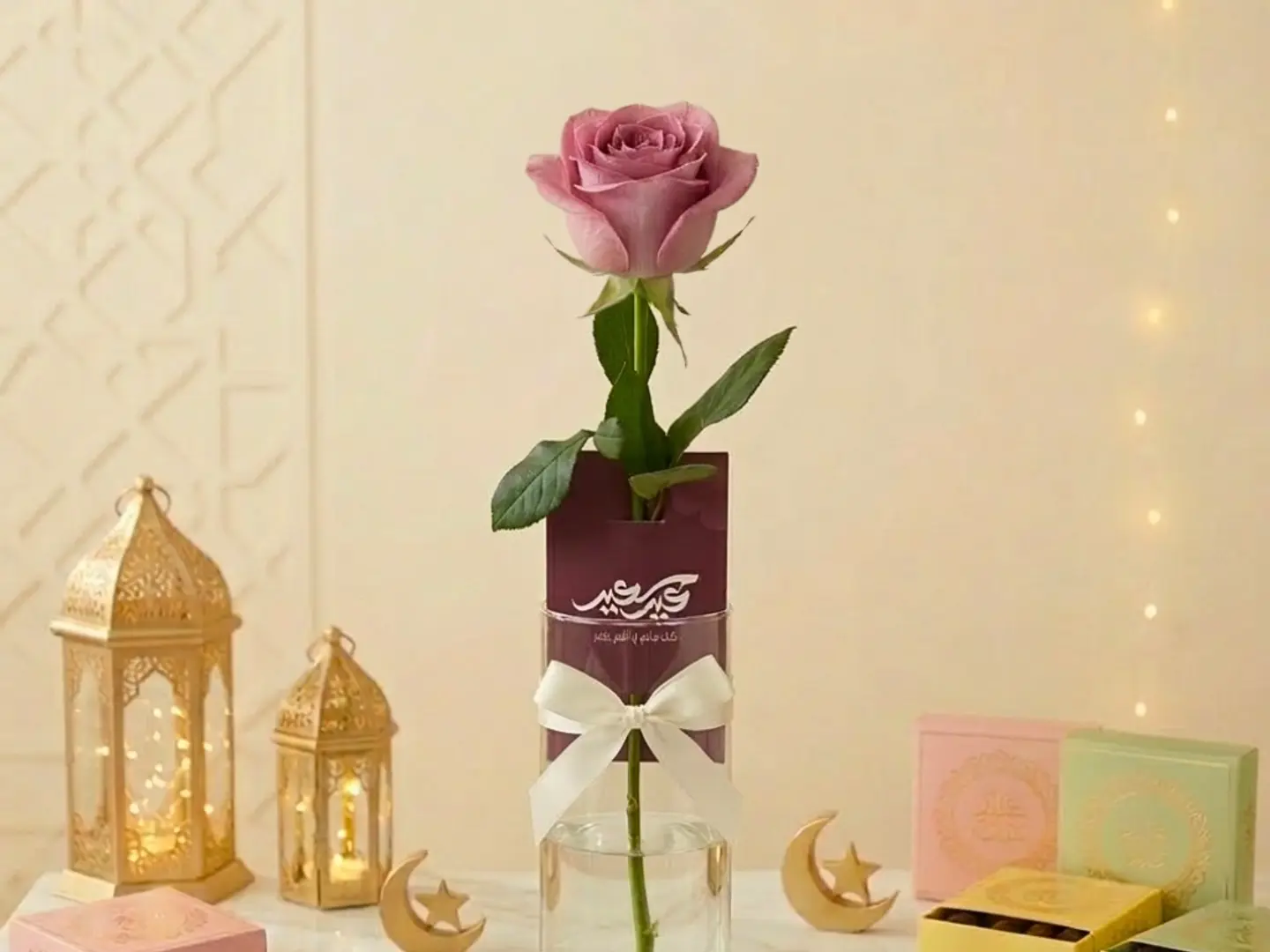 وردة بنفسجية مع كرت العيد