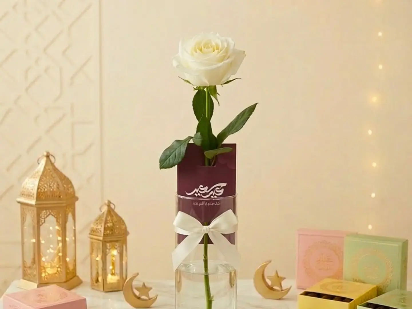 وردة بيضاء مع كرت العيد