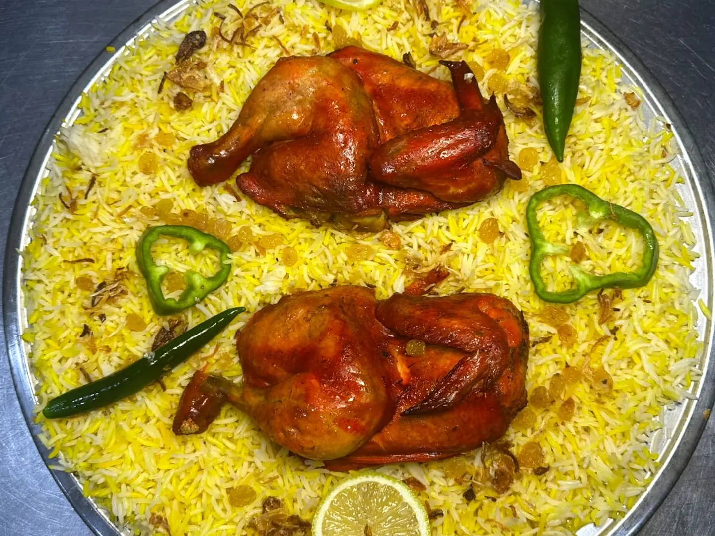 دجاجة كاملة حنيذ