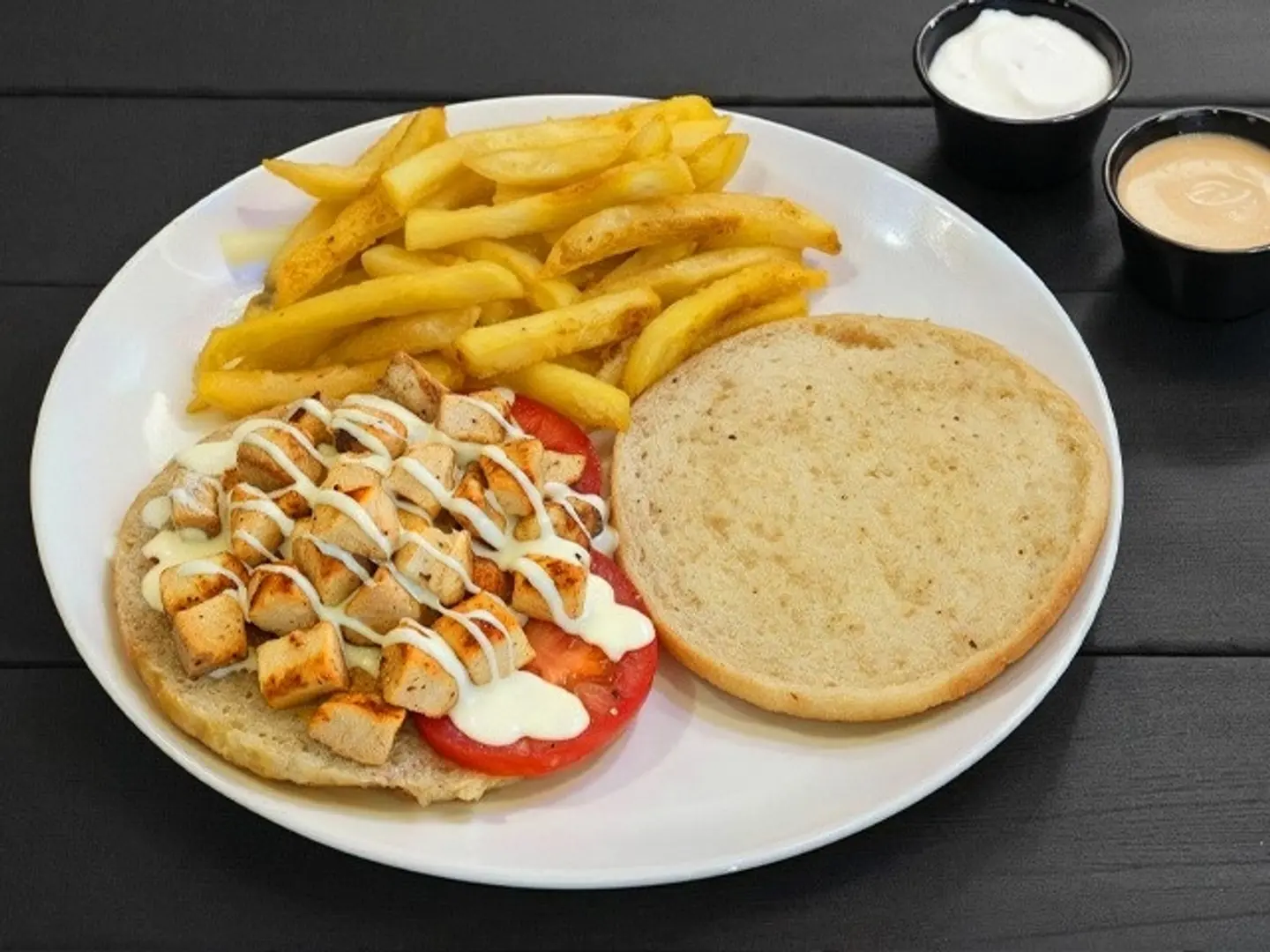 ساندوتش قطع دجاج مشوي مع البطاطس