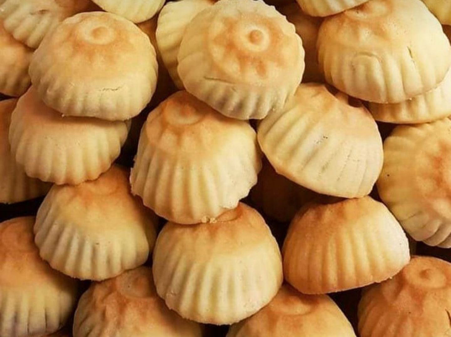 معمول فاخر بالتمر ومغطى بالسمسم - كيلو