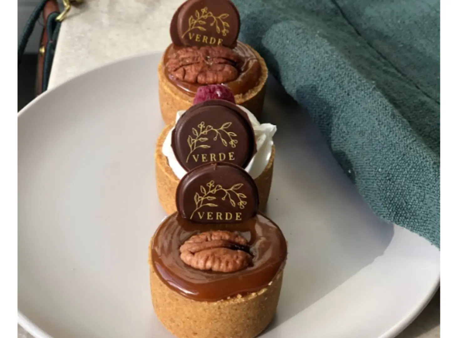 ثلاث حبات ميني تشيز كيك