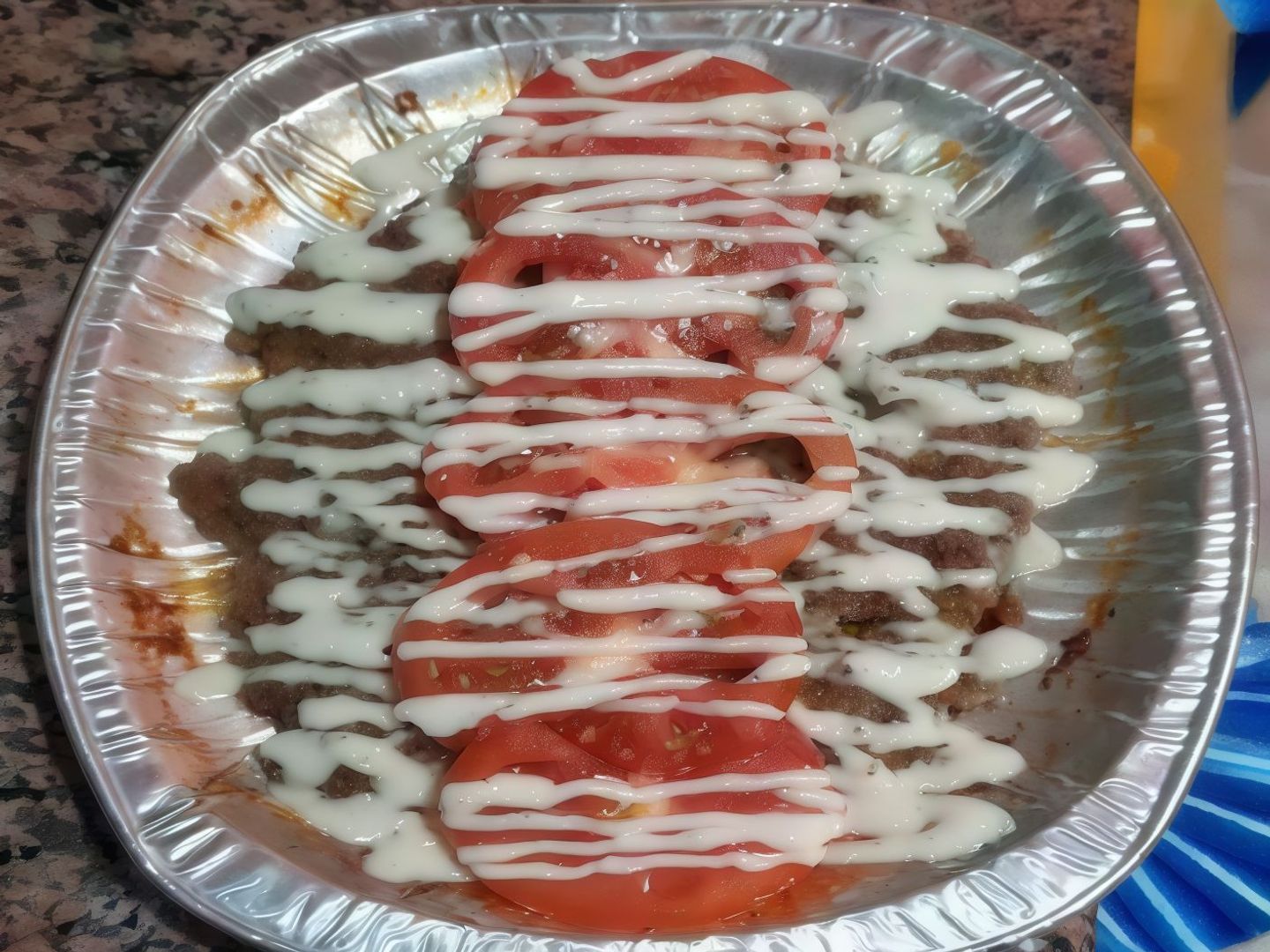 صحن لحم مفروم بالطحنيه و طماطم مح خبز تركي