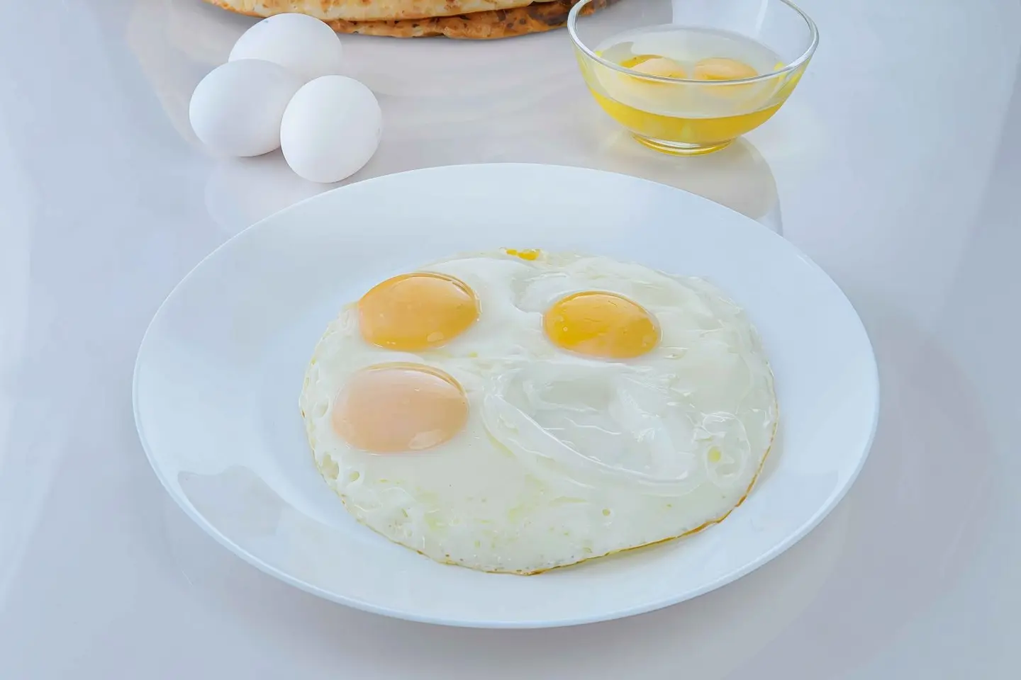 بيض عيون