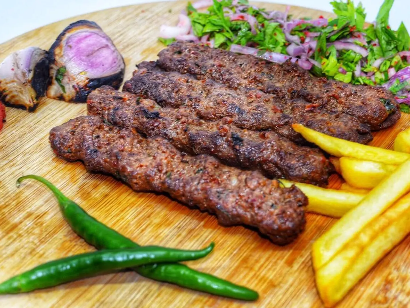 صحن سيخ كباب لحم حراق