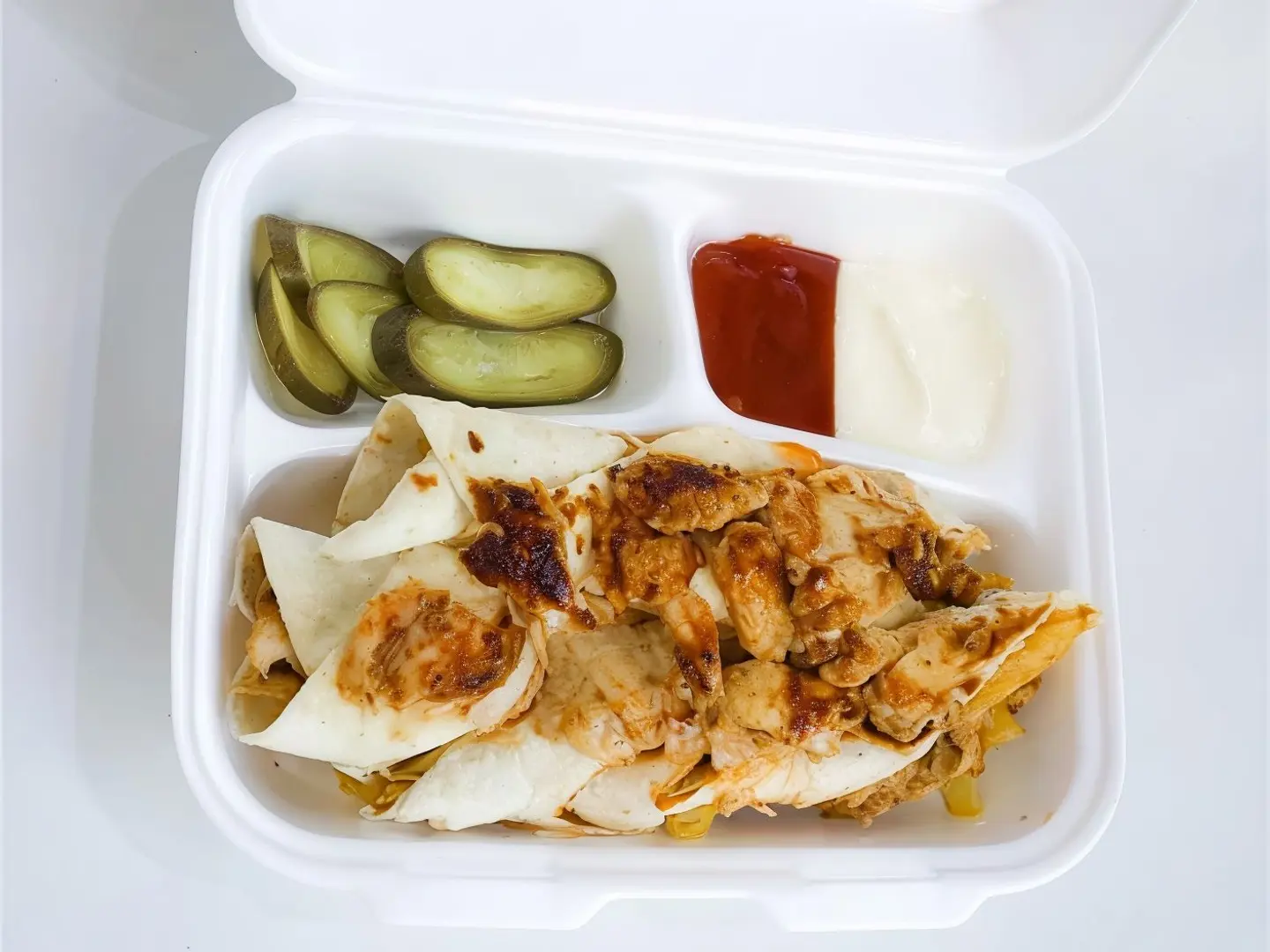عربي وسط دجاج