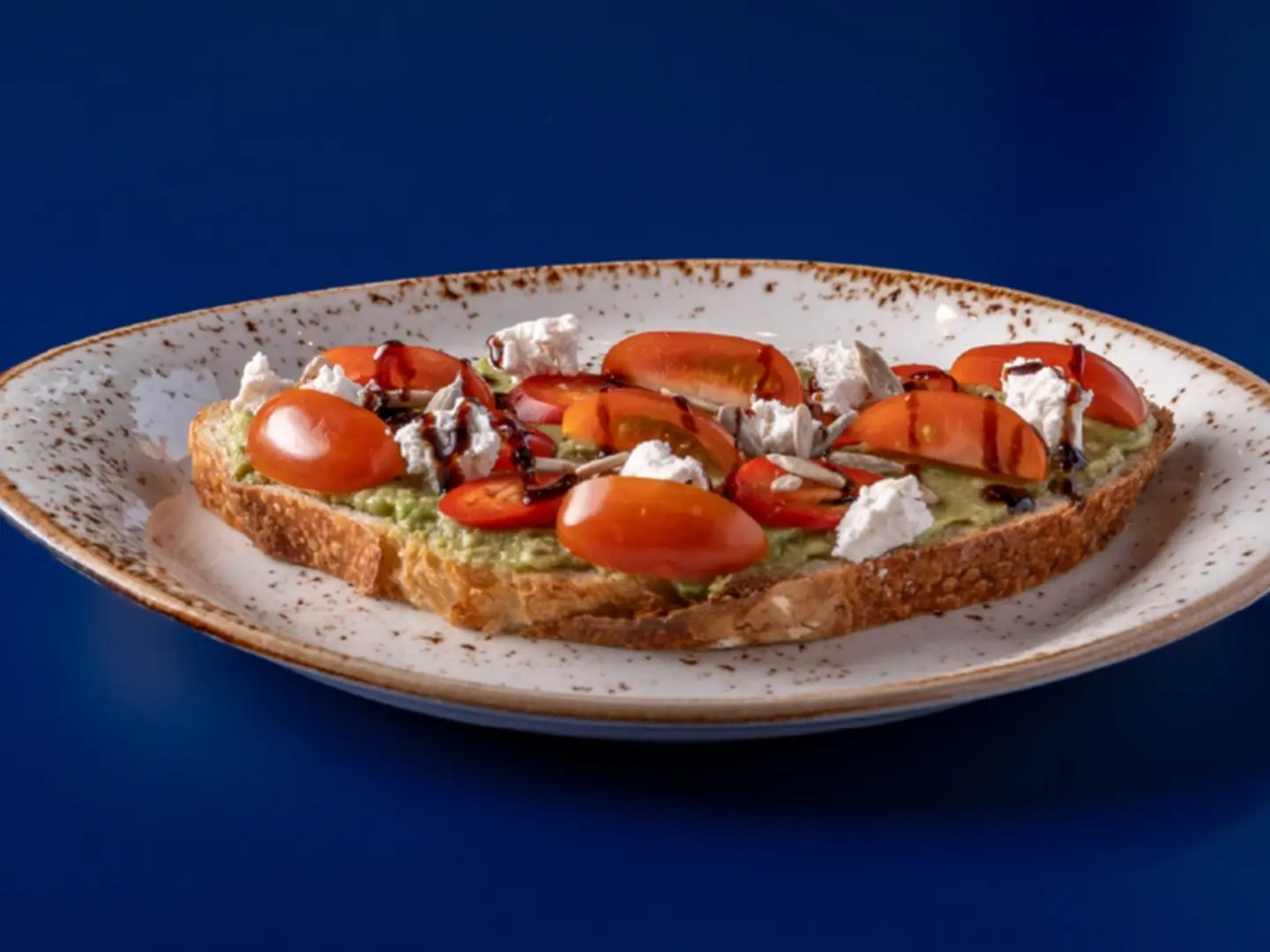 أفوكادو مهروس مع جبنة فيتا سوردو