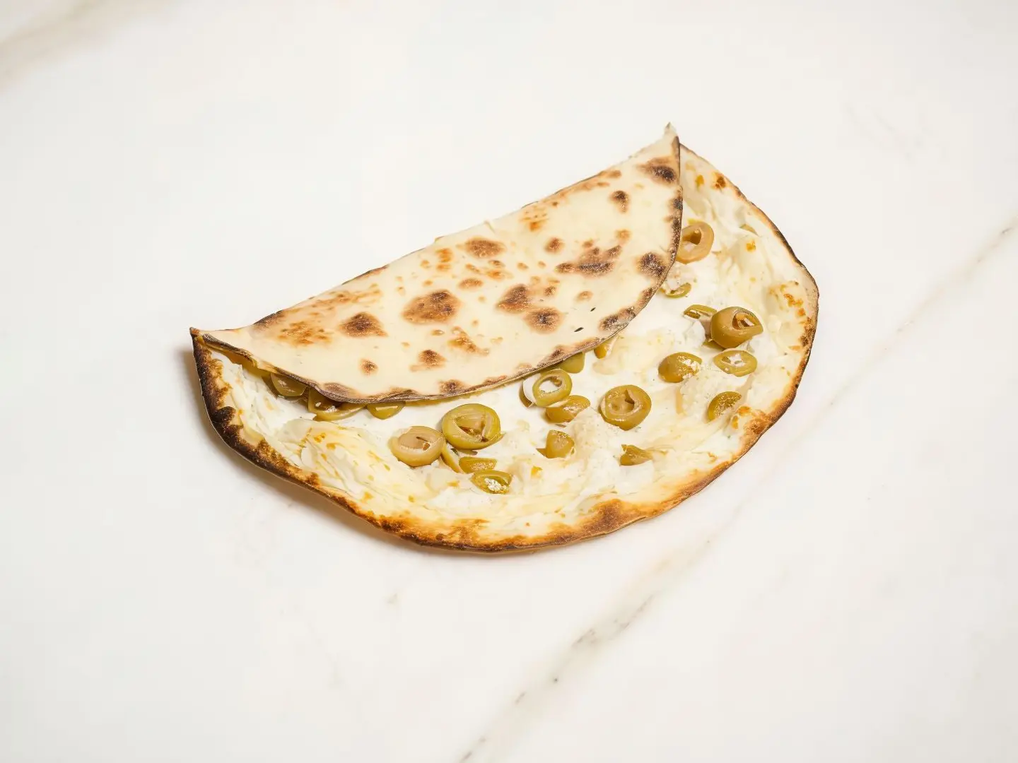 لبنة مع زيتون