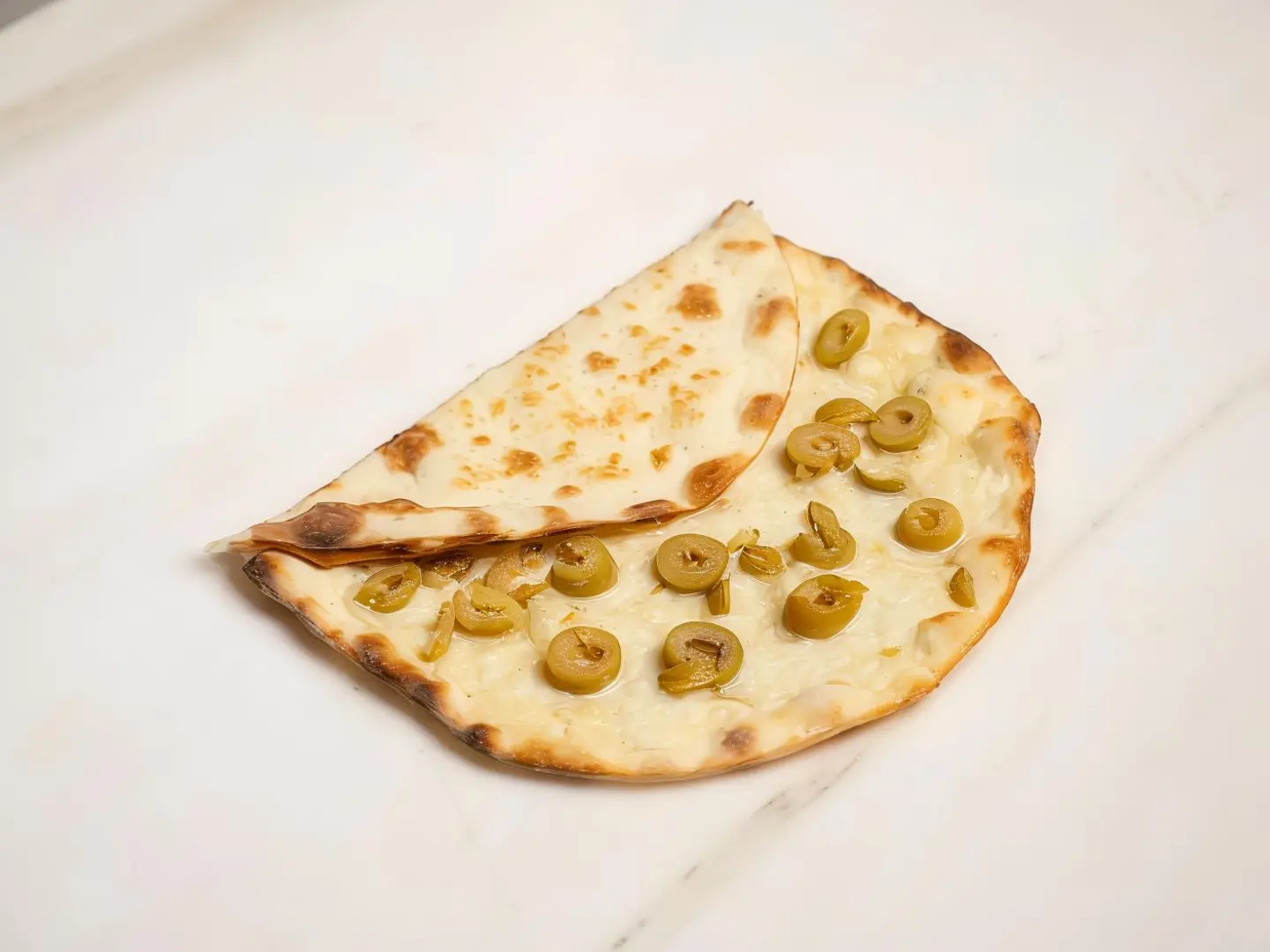 جبنة عكاوي مع زيتون