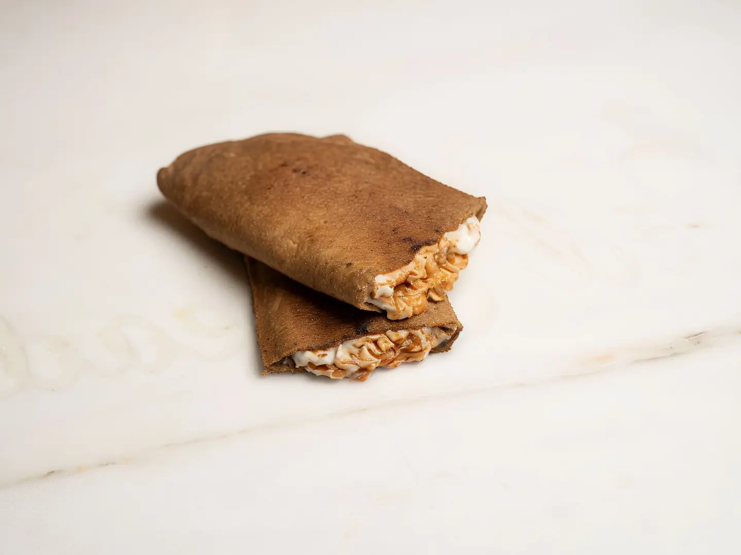 خبز حمر بالتمر والشكشوكة والجبن السائل