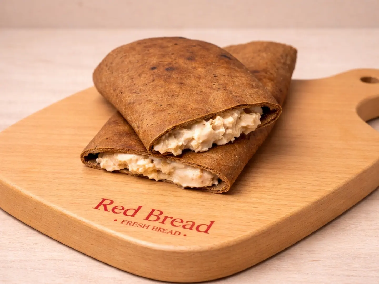 خبز حمر بالتمر والشكشوكة والجبن السائل