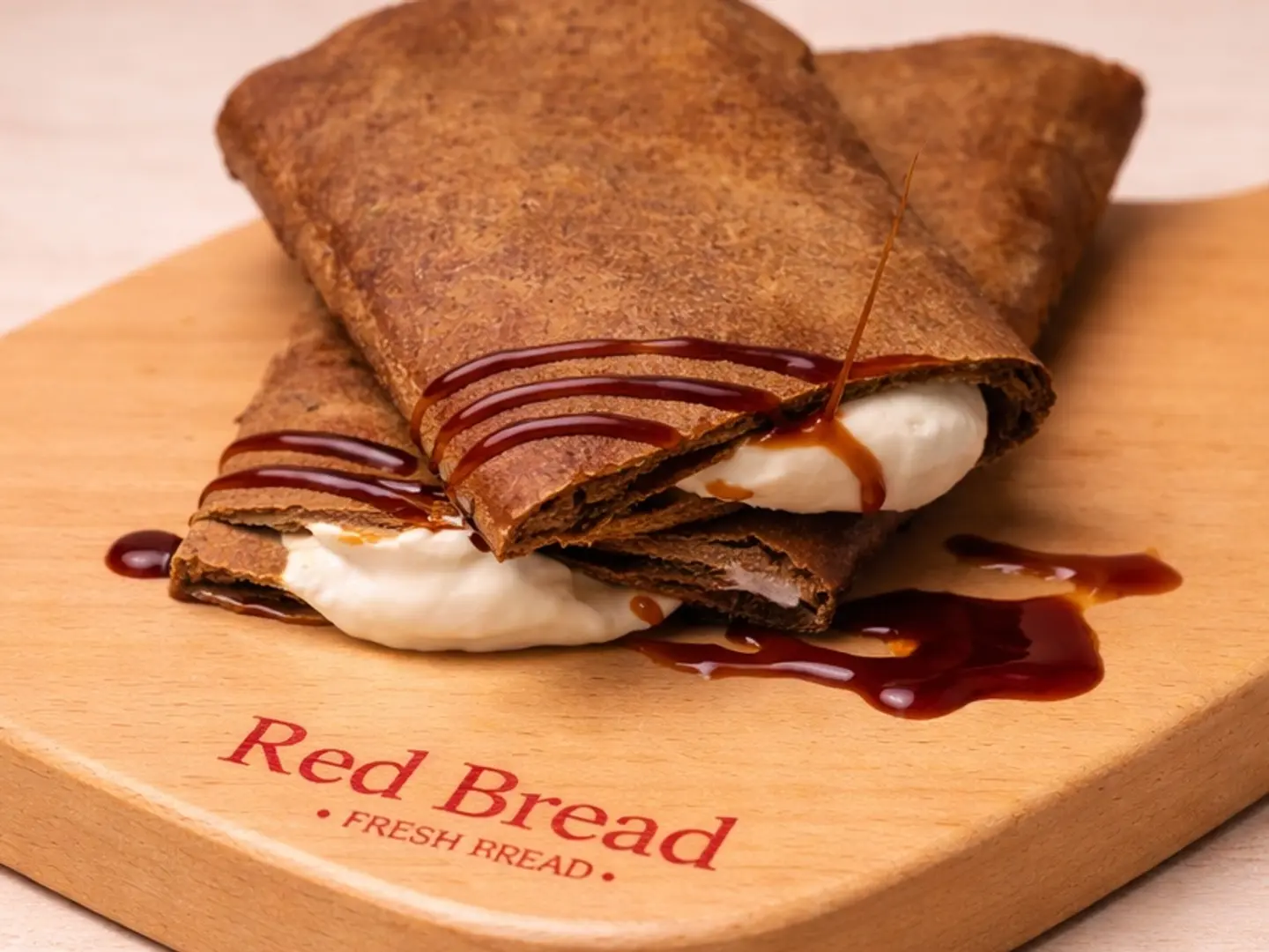 خبز أحمر بالجبنة السائلة ودبس التمر