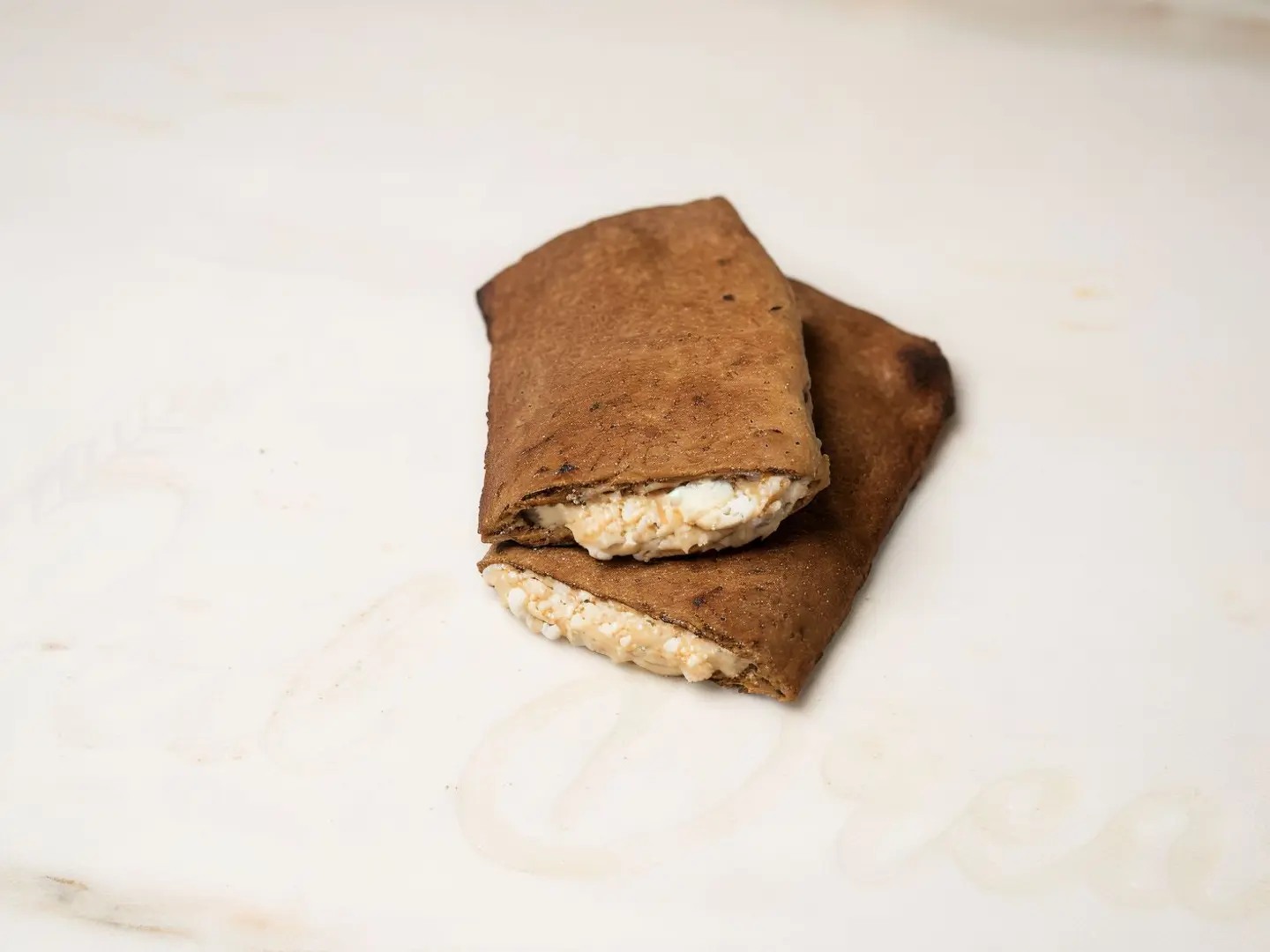 خبز احمر بجبنة الفيتا والطحينة