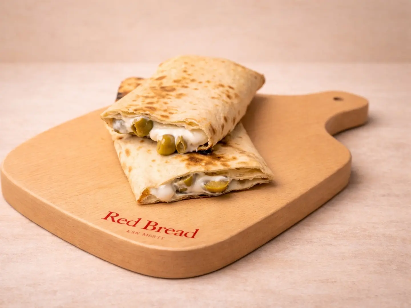 خبز تنور باللبنة والزيتون