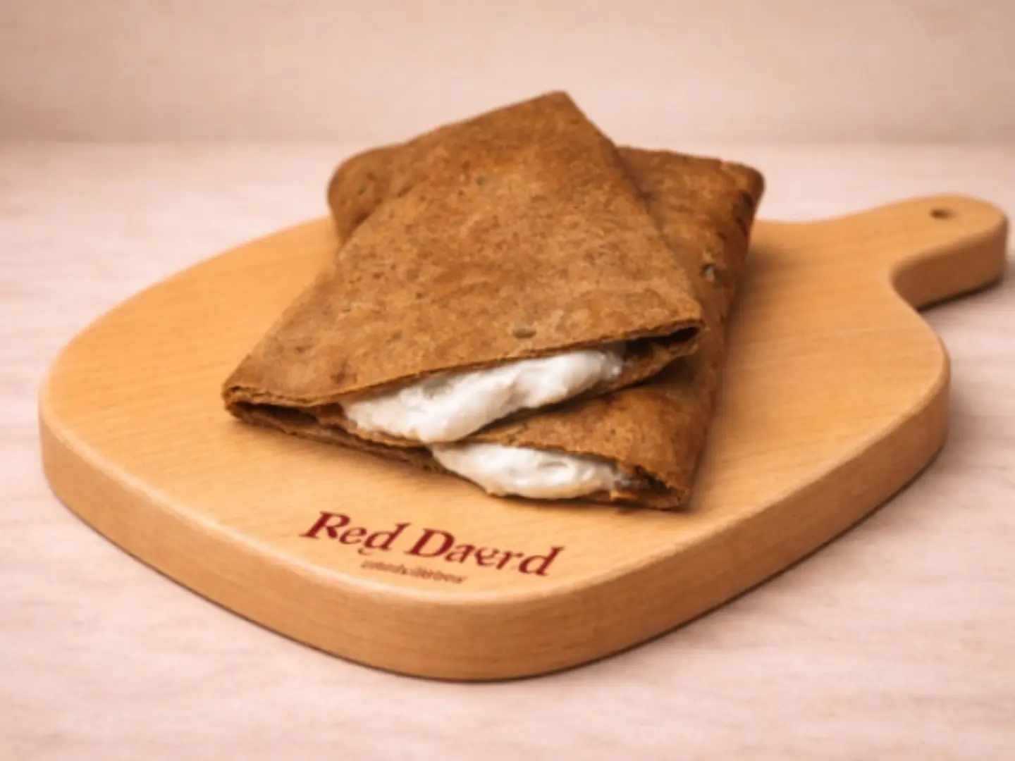 خبز حمر بالتمر وجبنة الفيتا