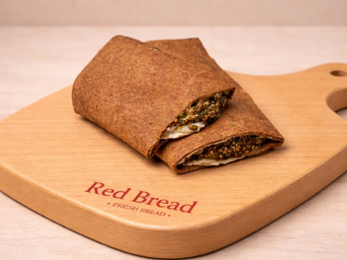 خبز حمر بالتمر والزعتر والجبنة السائله