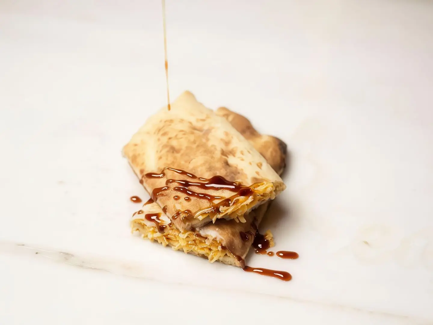 خبز تنور بجبنة الشيدر بالدبس