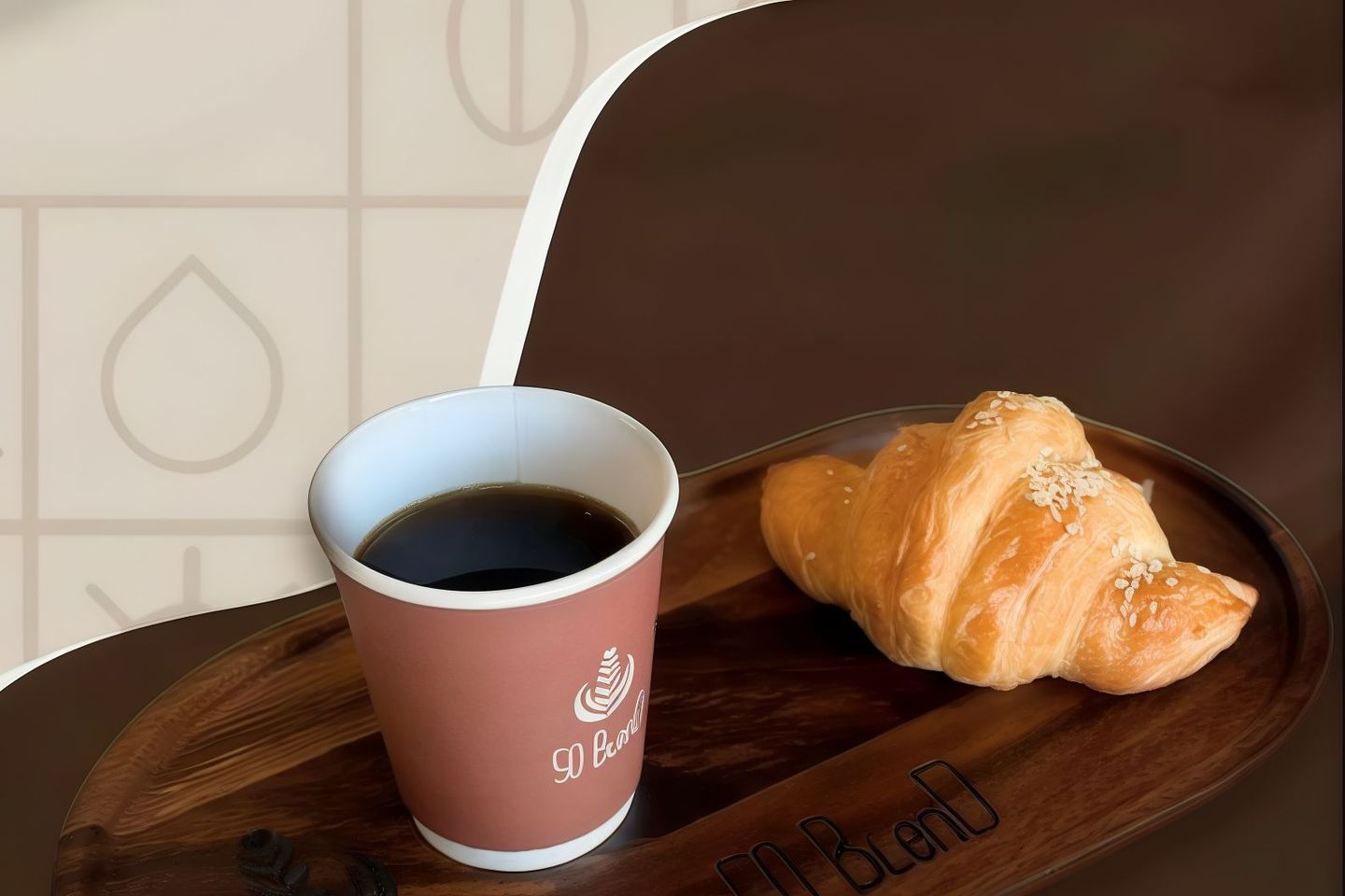 قهوة اليوم + أي نوع من الكرواسون