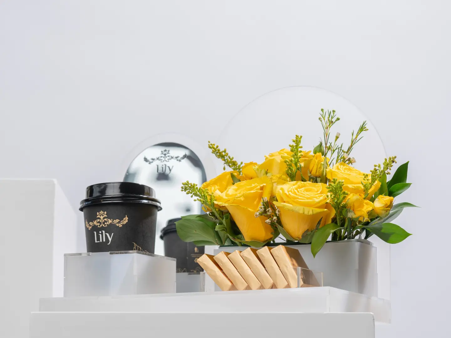 سلام تنسيق ورد مع قهوة وشوكلاتة