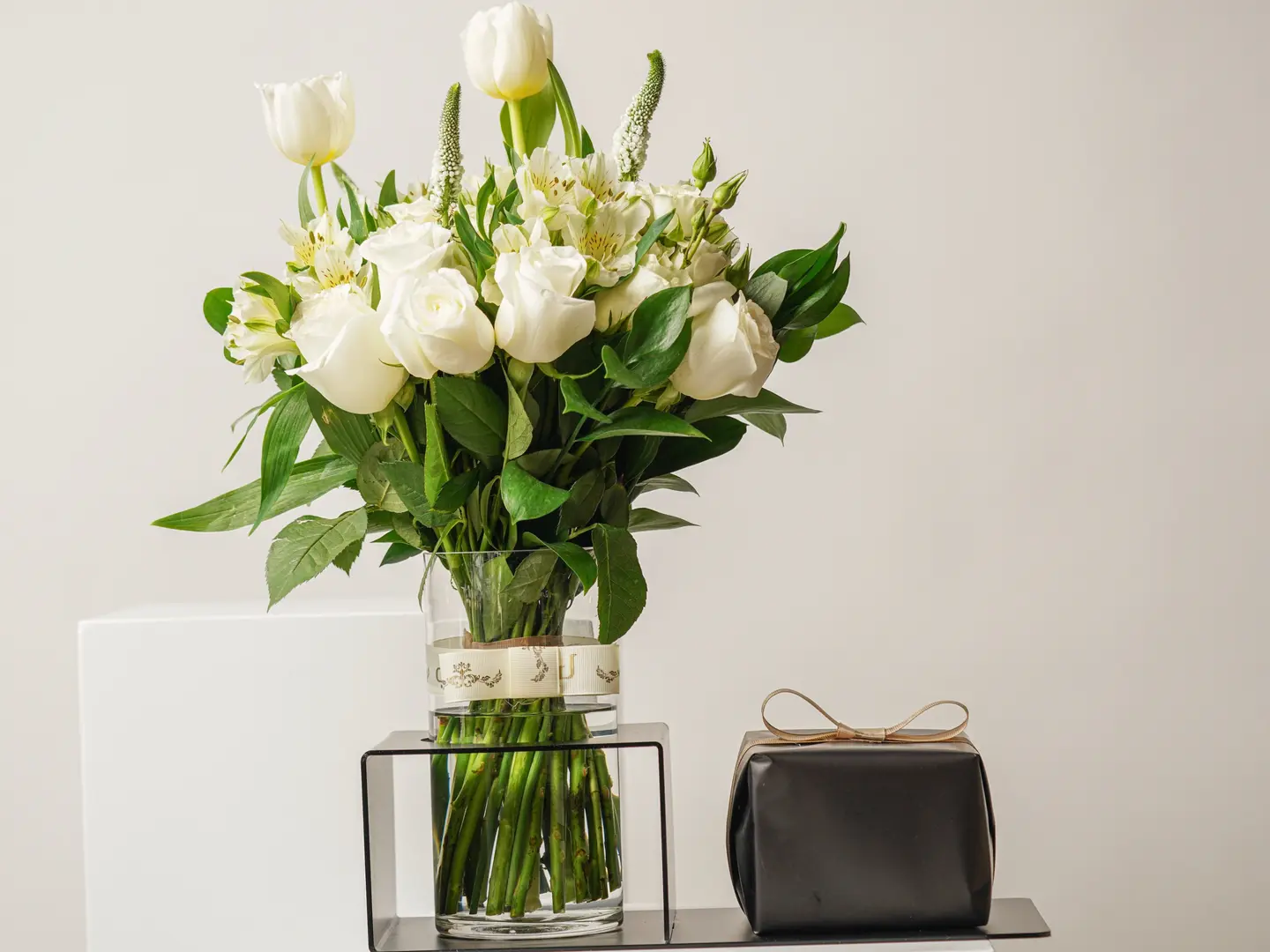 فازة مع شوكولاتة في قاعدة اكرليك