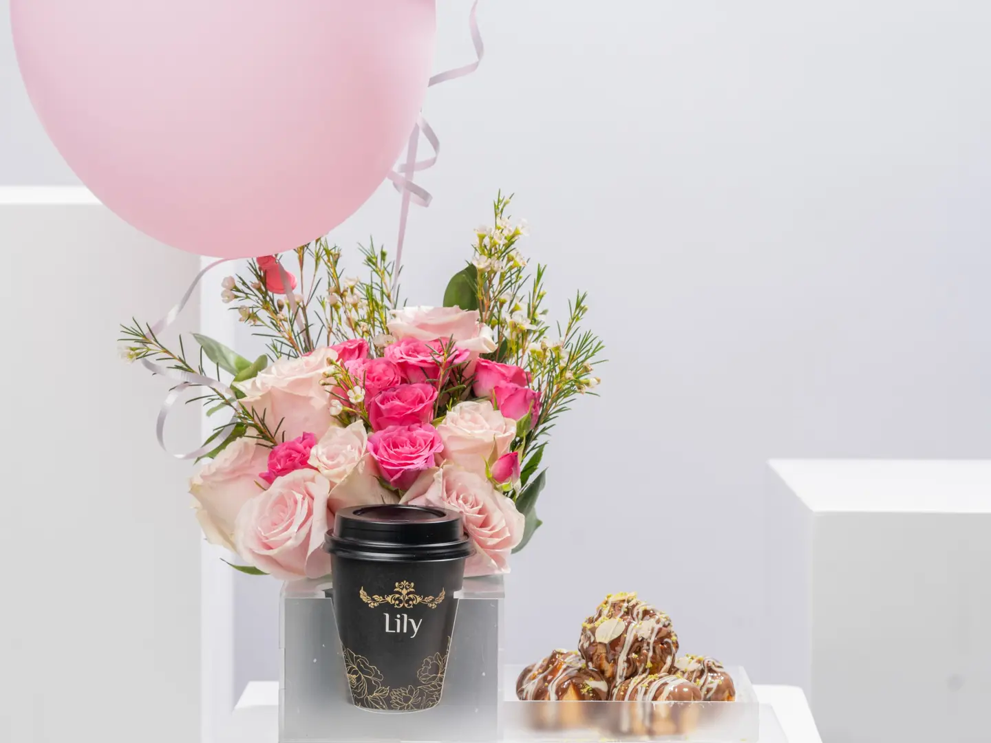 ليلي بف فرح بوكس ورد وقهوة و بالون