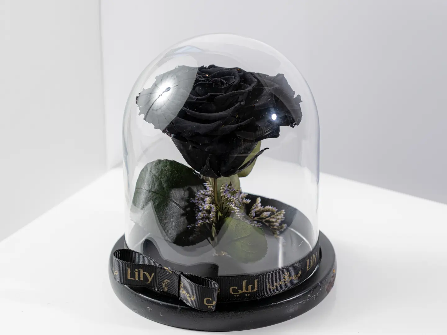 ورد دائم باللون الأسود