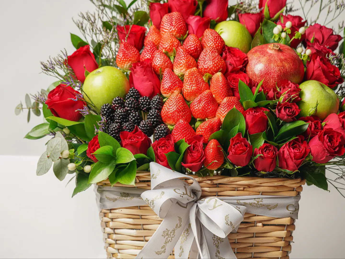 تألق الحب مع سلة الفواكه (وسط)