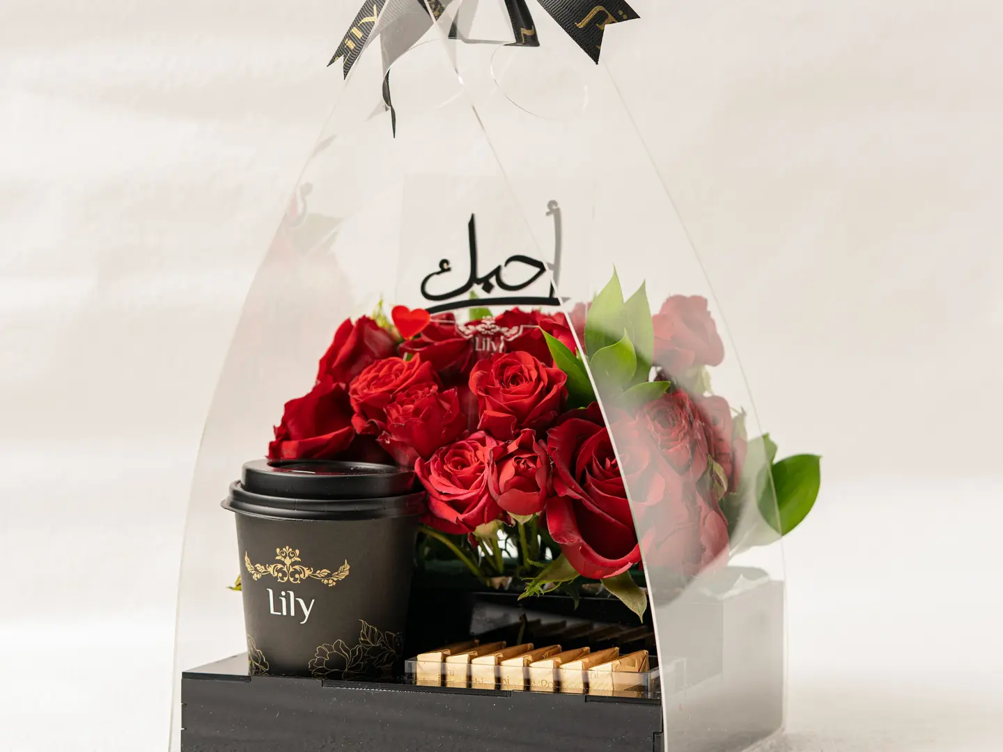 شارك الحب تنسيق ورد مع شوكولاتة وقهوة