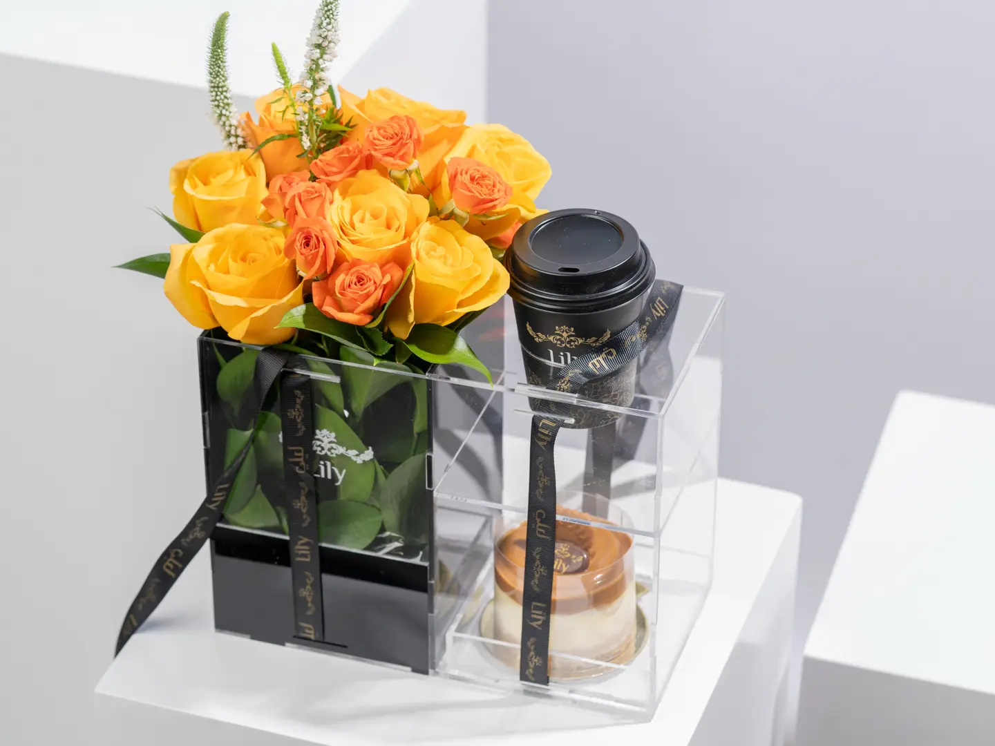 سعادة ورد وقهوة و ميني كيك