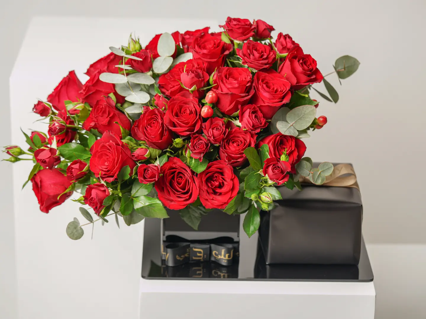 صينية بتنسيق ورد مع شوكولاتة