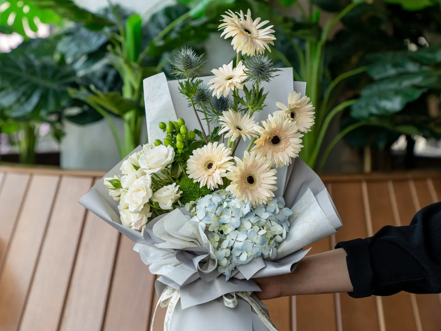 باقة جوربيرا مع هيدرنجا زرقاء